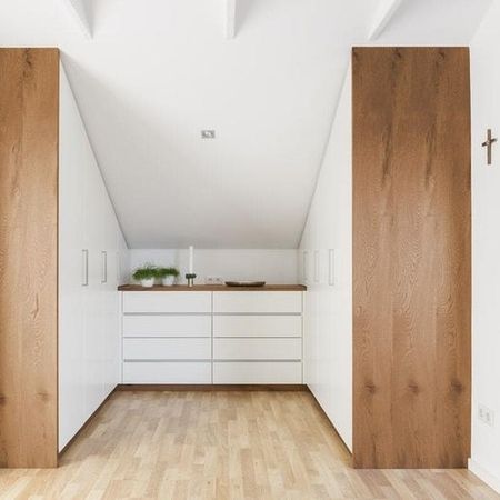 Kleiderschrank in weiß in einer Nische