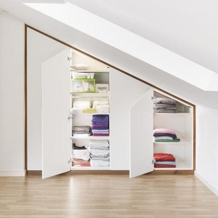 Schrank in der Schräge mit weißen Fronten