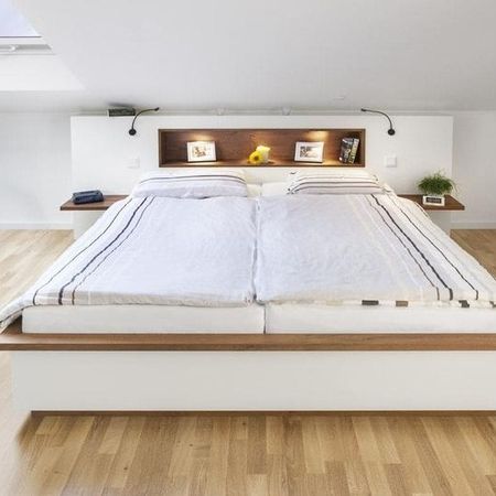 Doppelbett mit Holzumrandung