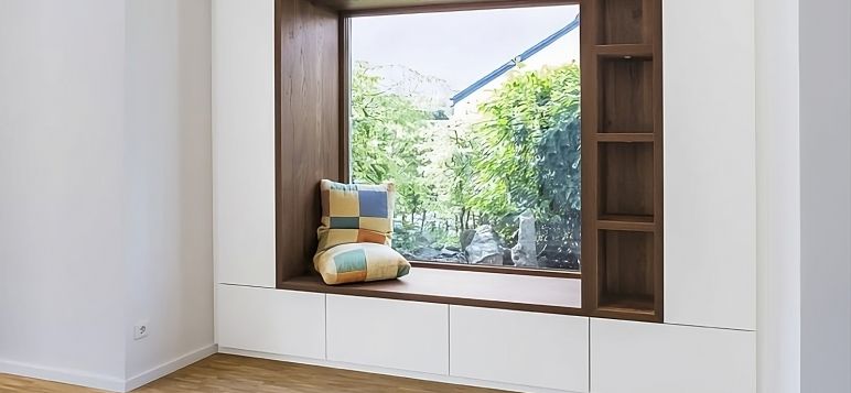 Schrank mit Sitzmöglichkeit und Blick nach draußen